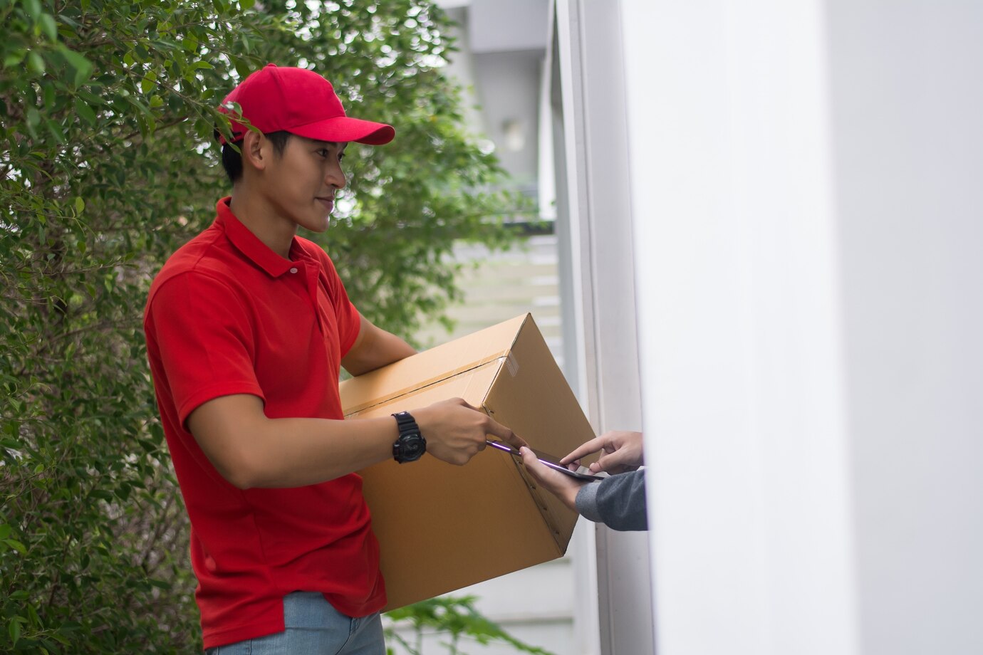 hombre joven que entrega paquete al cliente casa entrega 1150 2959